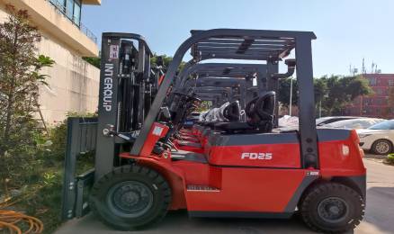 Interquip Forklift التحميل وجاهزة للشحن إلى أفريقيا